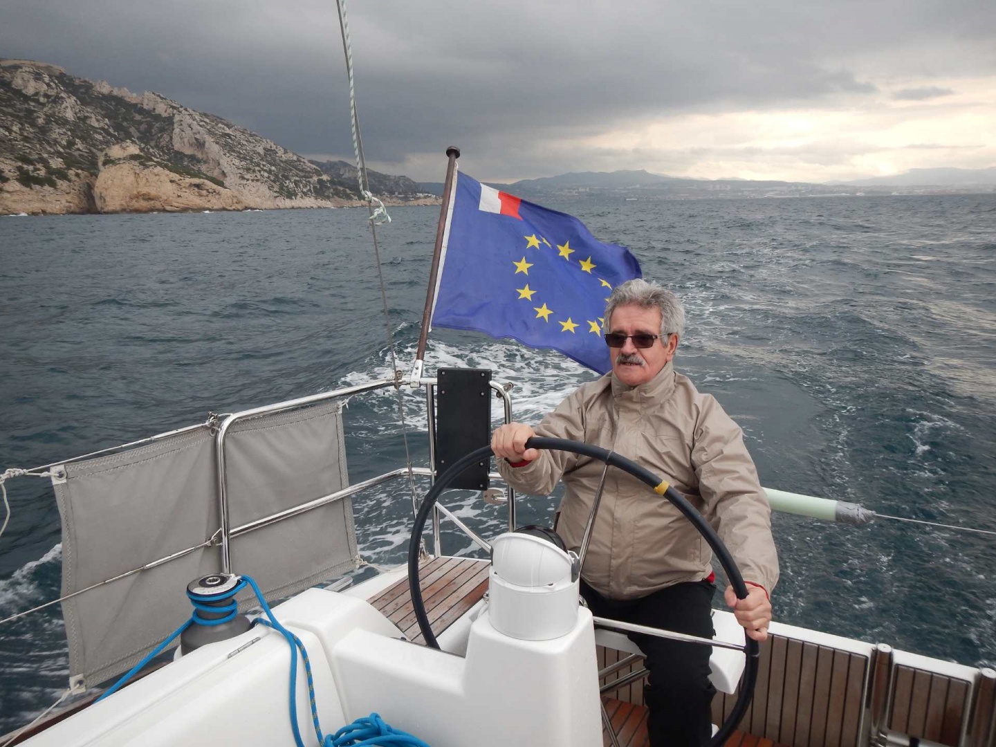 Robert à la barre de Brigant.jpg Robert à la barre de Brigant.jpg